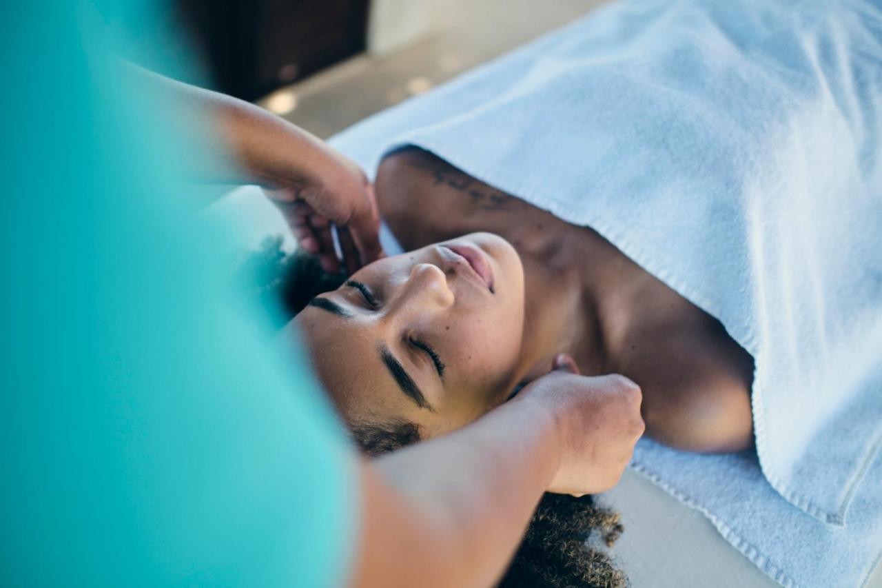 Iberostar Waves Bahia Hotel Praia do Forte Luaran gambar A woman receiving a facial massage