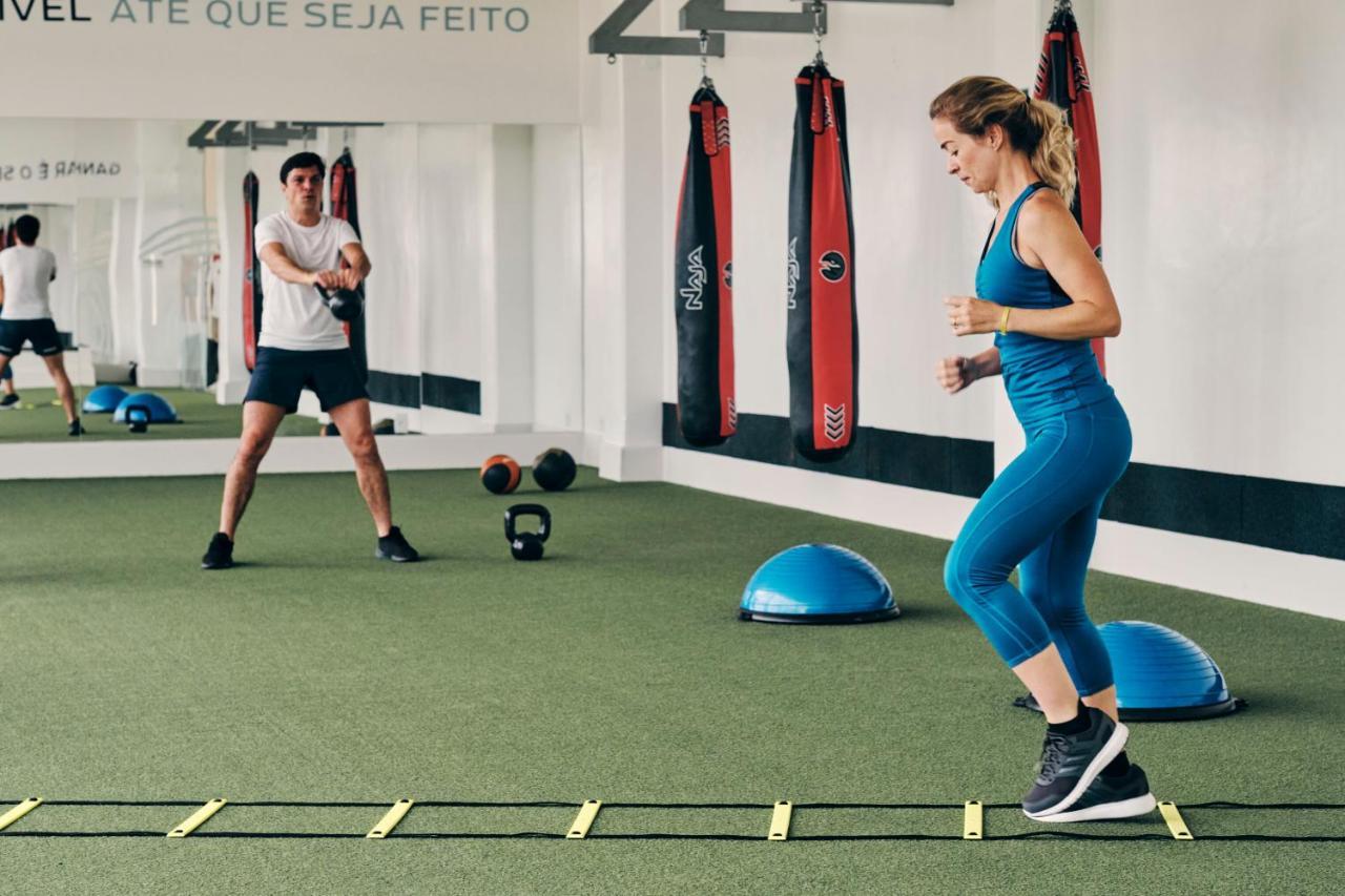 Iberostar Waves Bahia Hotel Praia do Forte Luaran gambar Personal trainer working with a female client