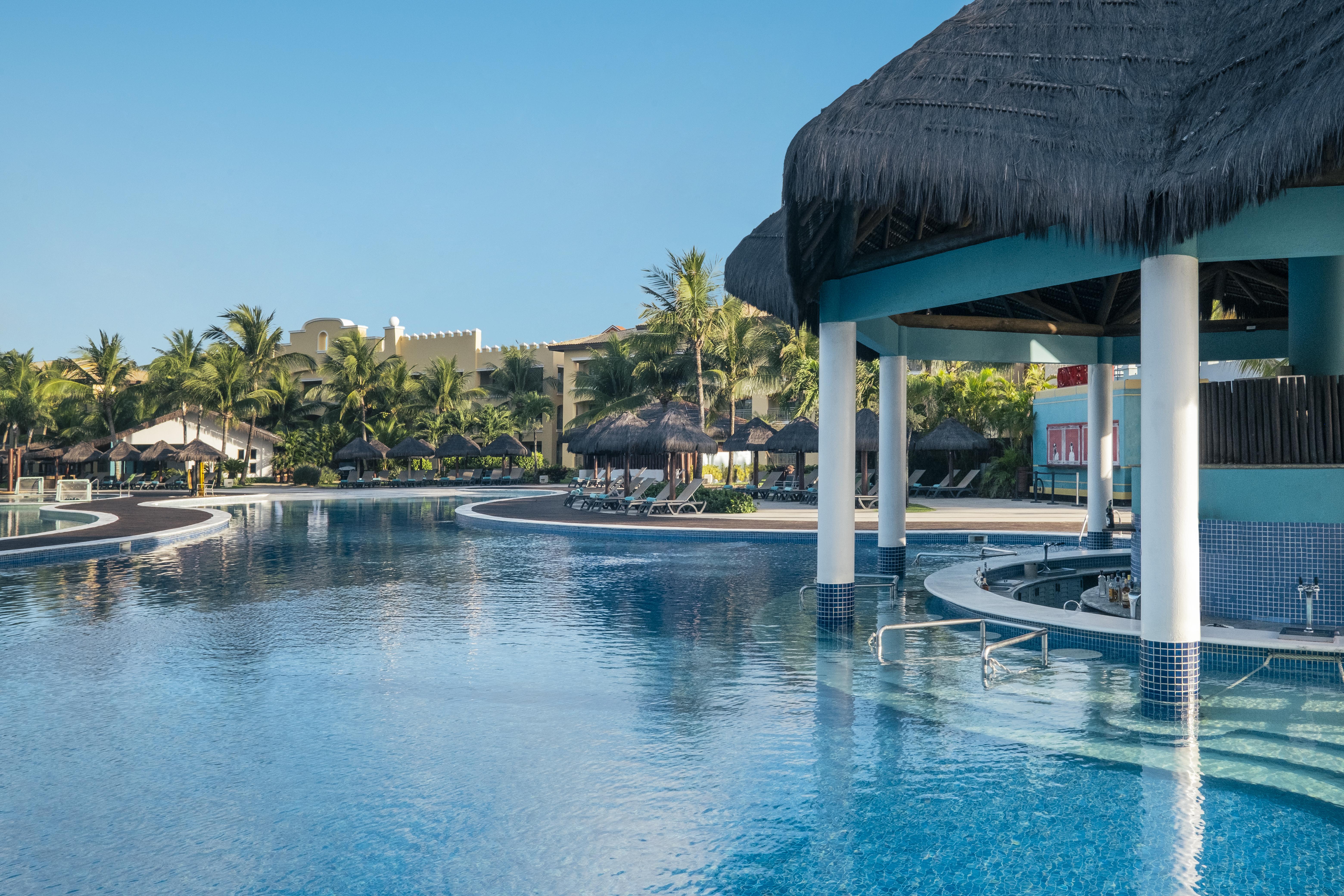 Iberostar Waves Bahia Hotel Praia do Forte Luaran gambar The swim-up bar at the Grand Palladium Hotel in Cancun, Mexico